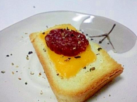 ひとくちおつまみトースト☆ペッパーチーズサラミ
